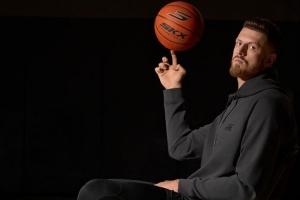 哈尔滕施泰因官宣签约斯凯奇篮球 此前穿着的为Nike球鞋