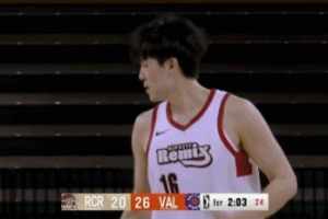 小细节得注意！杨瀚森积极给队友作掩护 但被吹进攻犯规！