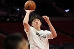 媒体人:杨瀚森跟着跑5分钟果然没劲了 这段训练比赛还是有效果