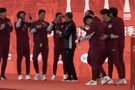 上海海港举行夺冠庆功仪式，武磊、张琳芃等球员为徐根宝佩戴奖牌