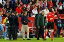 马卡:塞维利亚德比战有球迷向场内投掷水瓶,导致比赛中断数分钟