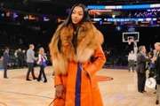 身材高挑！里斯穿尼克斯配色大衣观战NBA 绯闻男友为魔术的小卡特