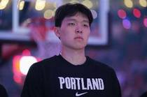 媒体人：杨瀚森开局被埃迪压着打 看起来今天这一课会很深刻