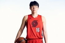 媒体人:现在杨瀚森还远没有首发的实力 常规时间打10多分钟就好