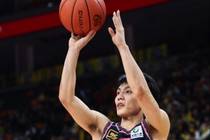 记者：徐杰去医院缝针了 他还在问能不能现场缝完接着打