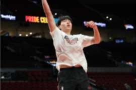 杨瀚森赛前开心热身！扣篮三分丝滑顺畅 今天能否上场？
