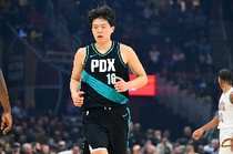 媒体人:瀚森相比赛季初有明显改善 仍需要学习改掉防守端坏习惯