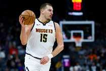 震古烁今！约基奇成NBA历史首位单场轰下55+15+15的球员