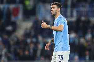 记者:质疑对手进球前手球,罗马尼奥利赛后极其愤怒朝裁判抱怨