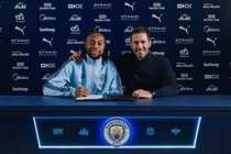 足总杯迎首秀，记者：曼城新援塞梅尼奥随队抵达
