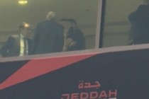 现场观看西超杯国家德比！记者：本泽马在贵宾包厢与老佛爷聊天