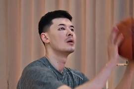 CBA强度太大了！对江苏上篮被打到眼睛 阿不都沙拉木眼眶淤青还在