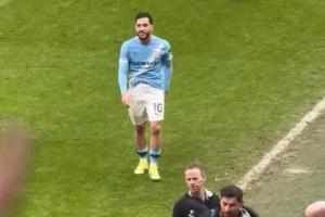 曾扬言杀死曼联!谢尔基赛后遭曼联球迷集体嘲讽,微笑低头离场