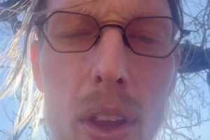 辛格勒:我的钱都被骗走了 我现在孤身一人无家可归 却仍在被利用