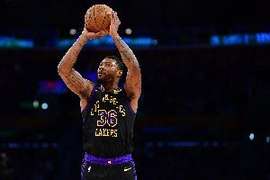 又追上来了！斯玛特接东契奇传球追身三分飚中 卢再次暂停