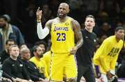41岁45天！詹姆斯得到28分10板12助 NBA历史最老三双