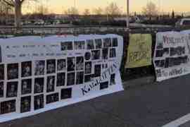 皇马球迷球场外拉横幅声援维尼修斯和姆巴佩：世界最佳，我们爱你