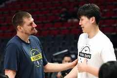 拓媒：解说动不动就说杨瀚森是小约基奇 这样做对杨没一点好处