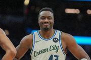 确实有点糙！字母哥哥两罚不中 第二罚直接三不沾