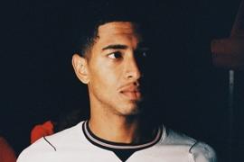 英格兰队球衣售价高昂引发争议,英国首相发言人:理解球迷的不满