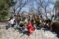 英超青年杯休赛日，阿森纳、维拉、狼队小球员游颐和园学中国功夫