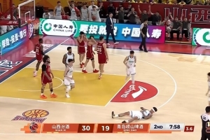 残暴！迪亚洛黄雀在后奋力追防 腾空而起将段昂君帽翻在地