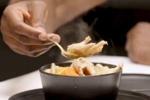 伊巴卡煲2小时鸡爪汤给霍姆格伦 后者:我只喝汤 骨头也能吃吗?