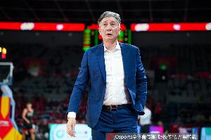 媒体人:快节奏篮球在季后赛里难控制失误 深圳打快给广厦做嫁衣