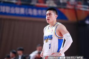 媒体人:陈盈骏&杰曼梦回上赛季半决赛 上海后卫短板本场体现明显