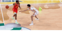 望无大碍！李慕豪防守时一度倒地不起 随后单脚跳出场外