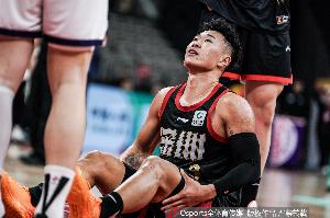 媒体人:要让贺希宁发挥就得用双小外 球队常规赛没能打磨阵地战