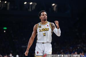打上海有一套?小巴里·布朗近两个赛季对阵上海三场场均轰41.6分