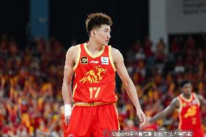 媒体人:孙铭徽的脚肿到只能穿大两码的鞋 广厦有他没他是两支队