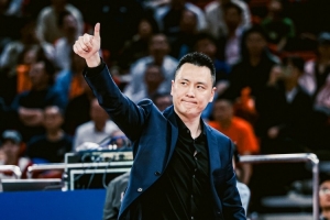 记者:今年上海队的面貌完全不同了 对广厦的两场胜利太硬太硬了
