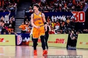 上海队记:王哲林右侧腹内斜肌部分撕裂本该休4-6周 他打封闭出战