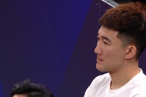 心里是不是很着急呢？孙铭徽现身场边 因发烧缺席关键战G5！