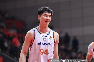 解说:今天王哲林终于可以大声宣布自己是一名冠军中锋