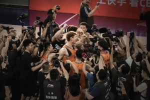 右侧腹内斜肌部分撕裂!王哲林:不论过程有多艰难 各位都别放弃