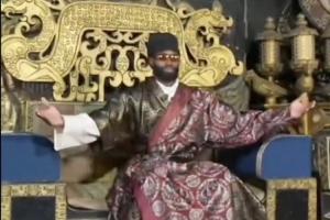 级别差得挺多?美媒晒图：文班去中国当和尚 杰伦·布朗当皇帝