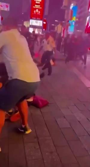 乱成一锅粥！纽约球迷赛后上演街头WWE大 警察拦都拦不过来