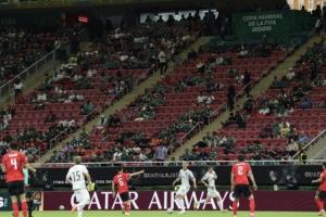 大片空座!记者晒图质疑FIFA虚报韩国vs捷克上座人数:44985人?
