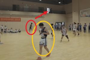 让子弹再飞一会儿?深圳一中学篮球比赛惊现不看筐背投压哨绝杀