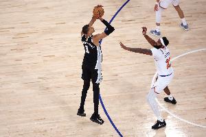 Skip:文班本该统治篮下却根本不往内线打 完全靠3分手感吃饭