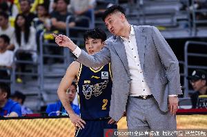 解说:杜锋习惯了过去非常严格的交流方式 今年外援限制本土球员