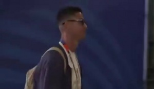 连场首发！C罗跟队抵达球场，戴墨镜+面露微笑
