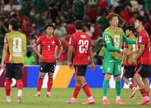 有韩国球迷特意请假赴酒馆看球:原本预测2-0胜,现在心里没底