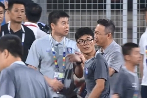 记者:于根伟因补时不足上前理论吃到红牌,球员无奈甚至愤懑