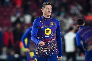 ESPN:芝加哥火焰主帅认为莱万竞技水平可与梅西相比,正敲定合同