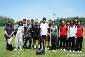国安训练基地迎来北师大附属实验中学的同学,大家观摩了球队训练