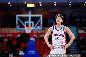 郭艾伦称赞C罗:我也想41岁还能打球让大家评判 挨骂也很幸福